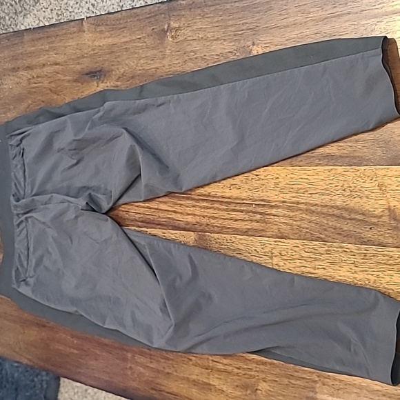 Athleta cropped Pants size 4.  Excellent Condition - Picture 8 of 10